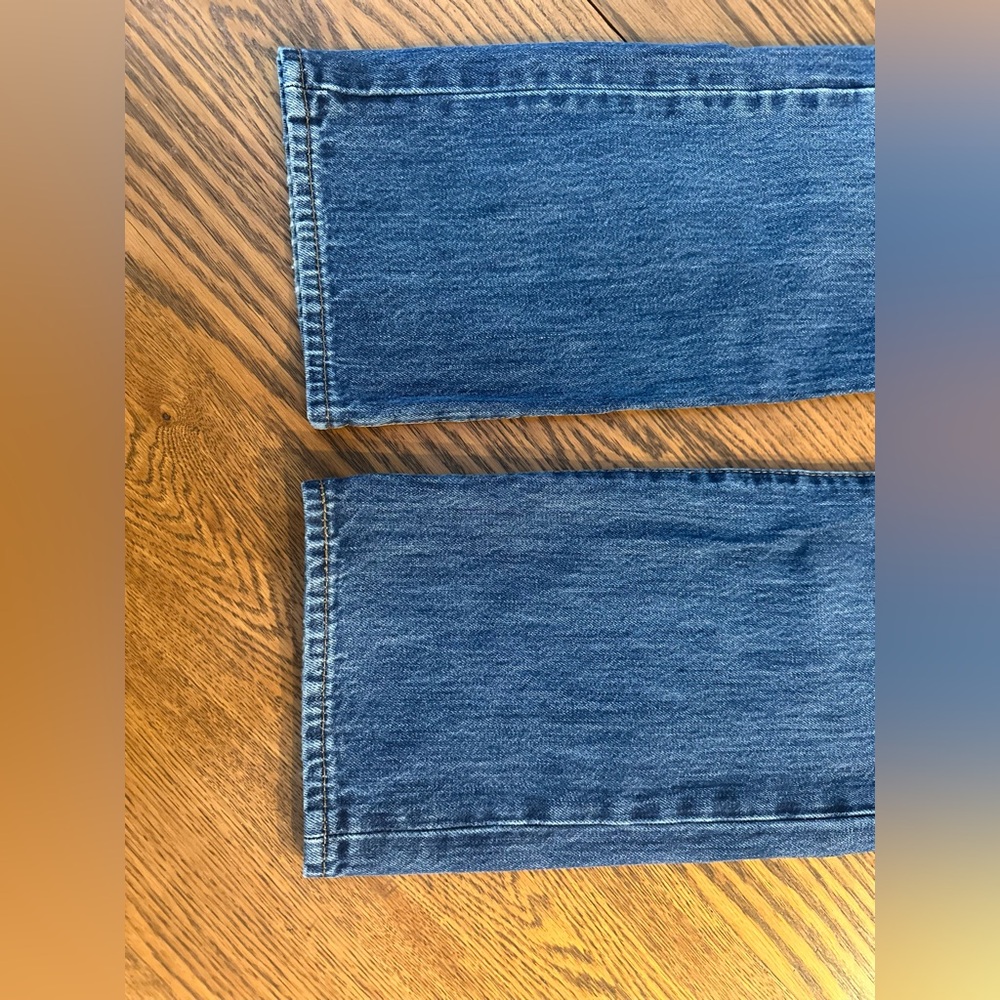 Levi’s 501

One owner, smoke free home

34 W x34 L

Blatant “scars” represented